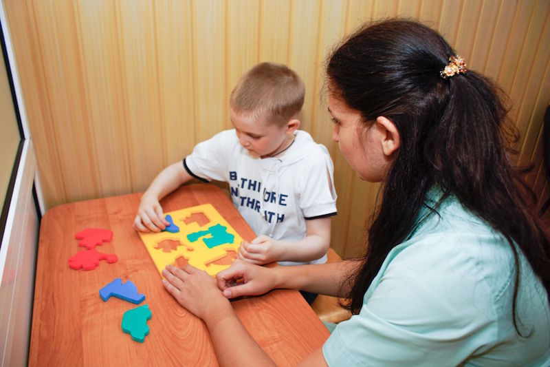 Игры для дцп. Занятия для аутистов. Занятия с детьми аутистами. Занятия для детей с аутизмом. Логопед и аутист.